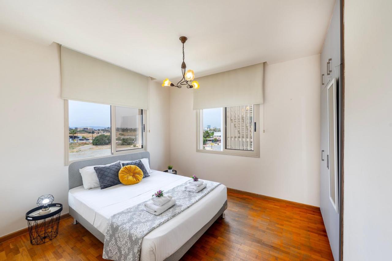 Mackenzie Beachfront Eftyhia Suite Lárnaka Eksteriør bilde