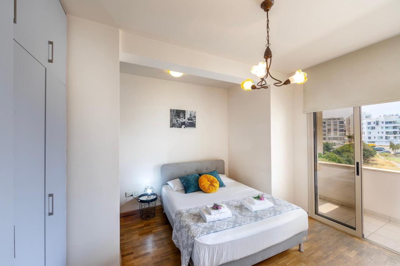 Mackenzie Beachfront Eftyhia Suite Lárnaka Eksteriør bilde